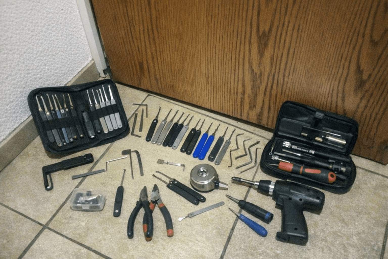 Spezialwerkzeuge liegen bereit um eine verschlossene Haustür professionell zu öffnen