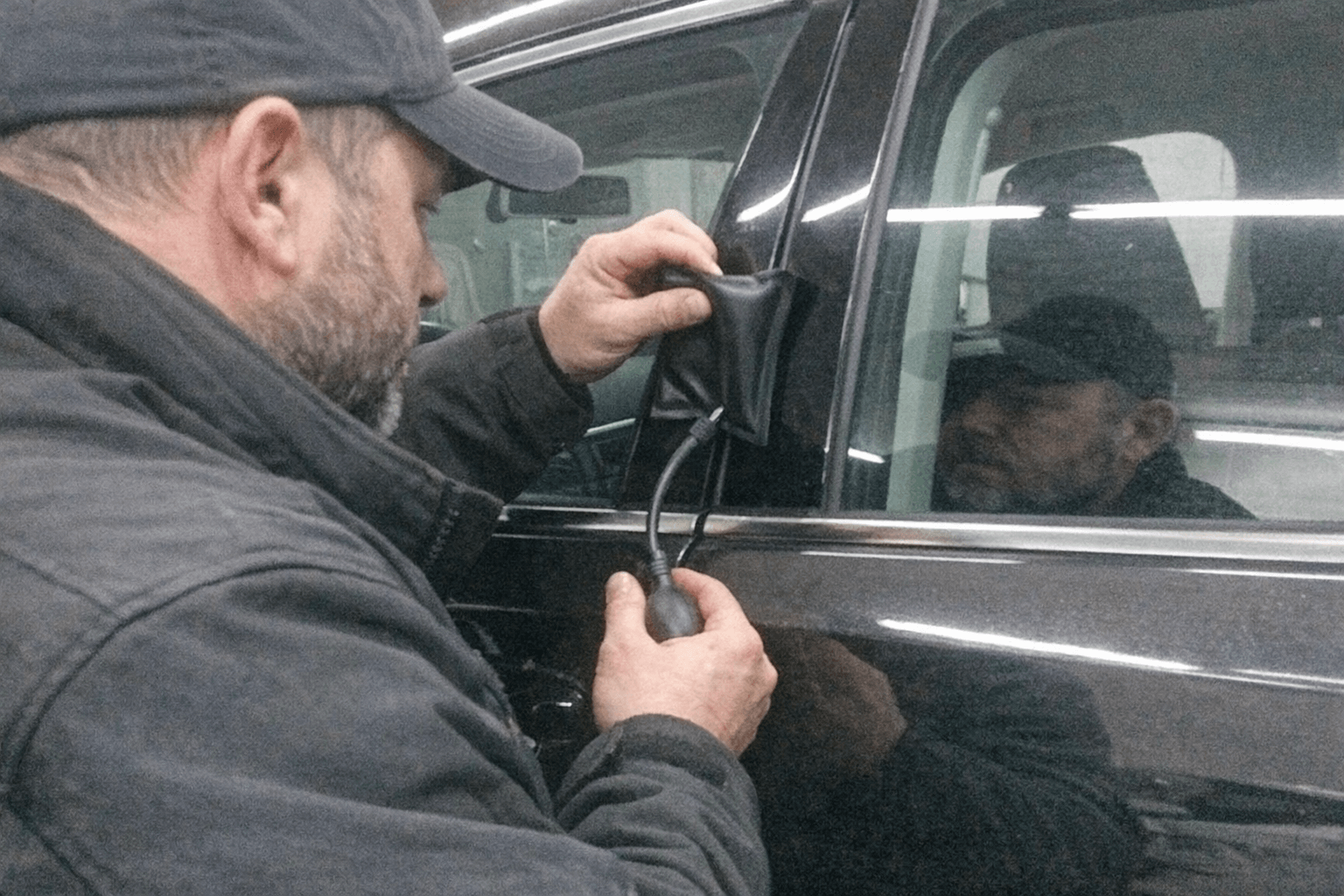 Vorsichtige Öffnung einer Autotür mit speziellen Luftkissen und Hakenwerkzeugen