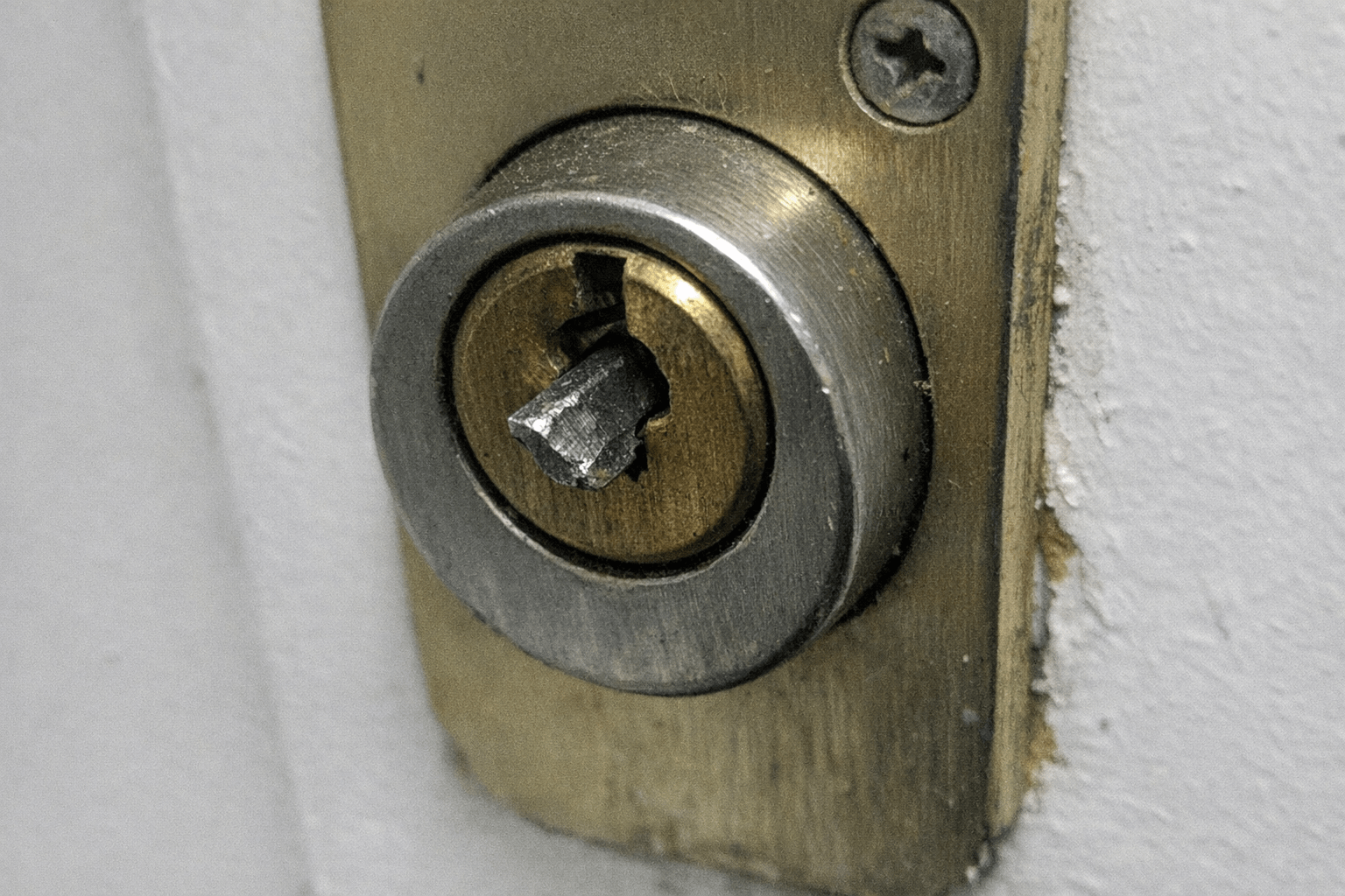 Nahaufnahme eines defekten Zylinders mit einem feststeckenden Metallstück