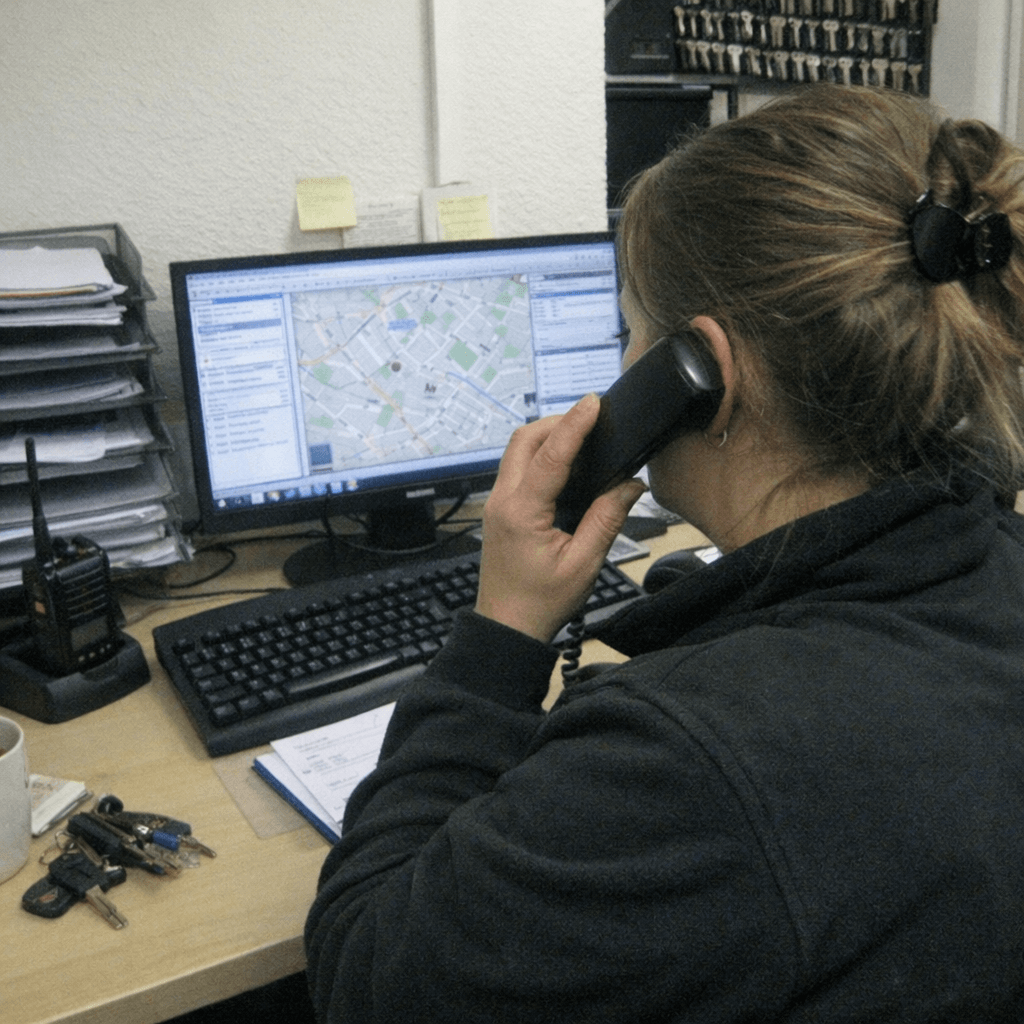 Dispatcher koordiniert am Telefon den nächsten Einsatz für die Monteure
